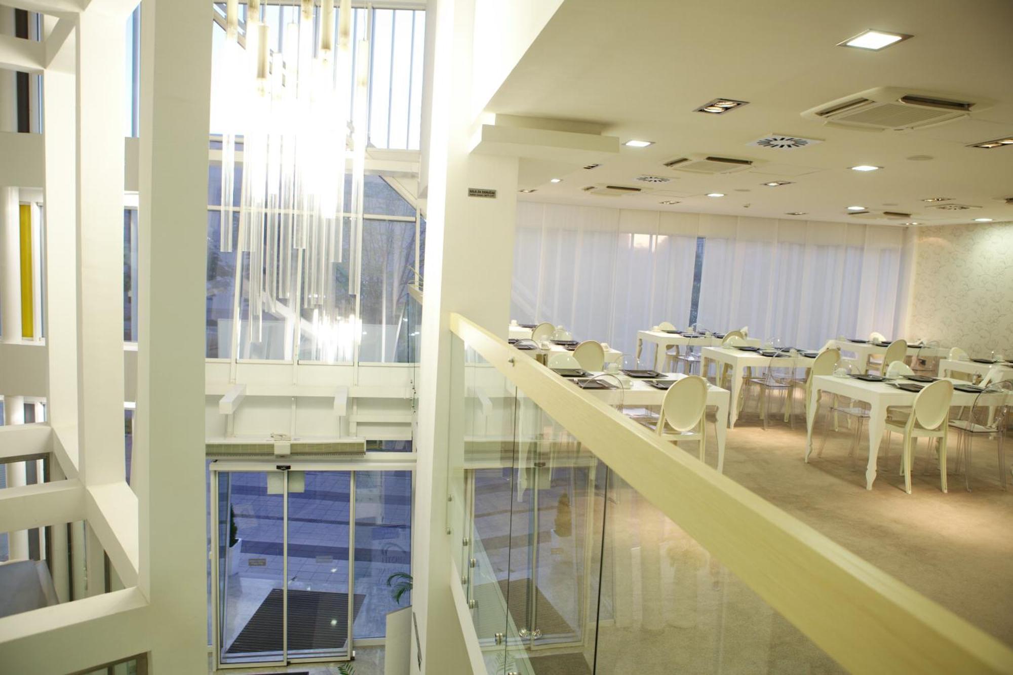 Garni Hotel Centar ノヴィ・サド レストラン 写真